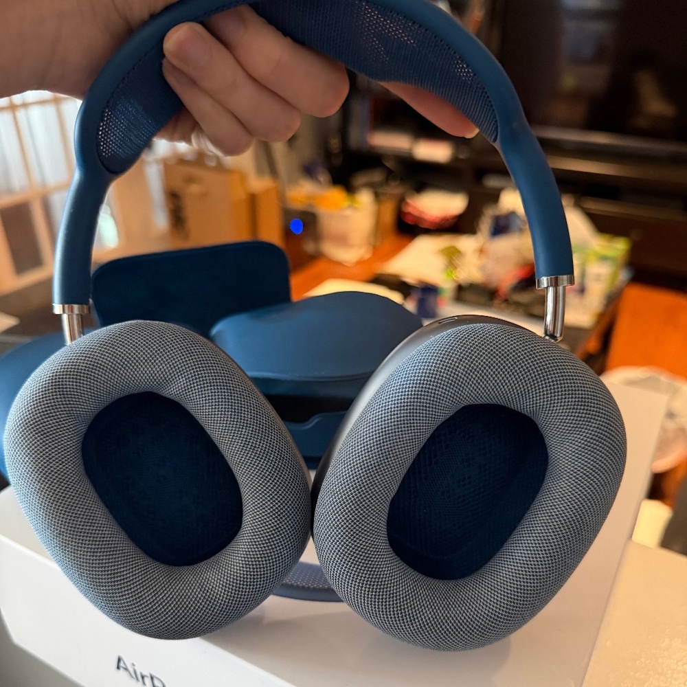 Apple AirPods Max Sky Blue (Like New) - Picture 3 of 4